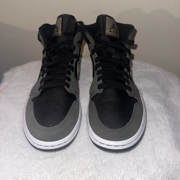 2019 Wmns Air Jordan 1 Mid 'Olive' - Picture 2 of 5